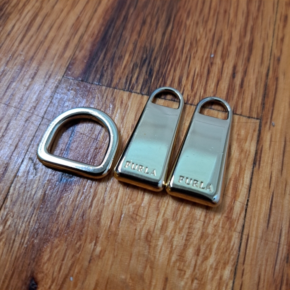 Furla soft gold zipper pulls + D-ring | Spare/replacement/repair/rehab parts - Picture 1 of 4